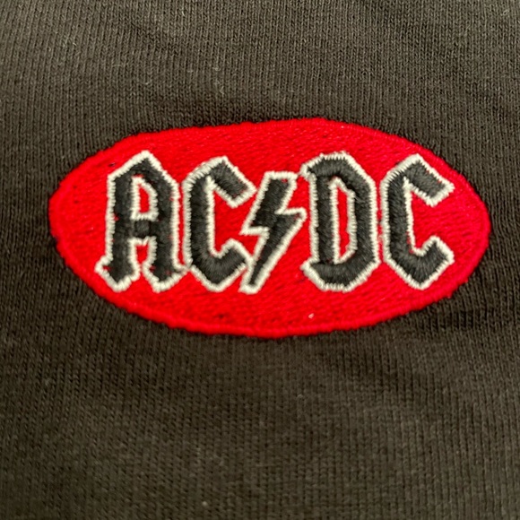 AC⚡️DC EMBROIDERED LOGO OFFICIALLY LICENSED  T-SHIRT MENS XL (NEW WITHOUT TAGS) - Picture 4 of 10